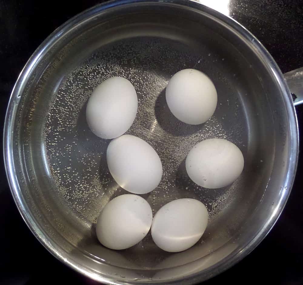 Сколько держать яйцо в воде. Вареные яйца. Яйцо отварное. Сваренные яйца. Вареные яички.
